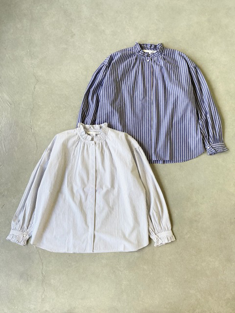 A PIECE OF LIBRARY タイプライターストライプ ブリーズラインフリルブラウス