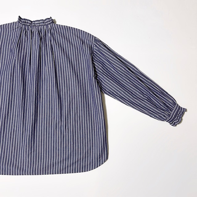 A PIECE OF LIBRARY タイプライターストライプブリーズラインフリルブラウス