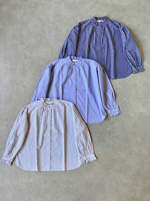 A PIECE OF LIBRARY タイプライターストライプ  ブリーズラインフリルブラウス