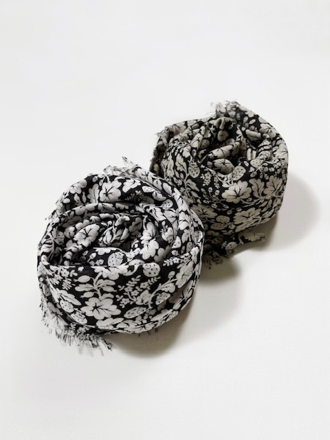 R&D.M.Co- (OLDMAN’S TAILOR) WILD BERRY GAUZE SHAWL