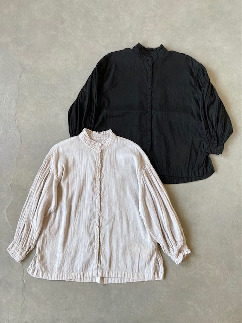 maison de soil AUTO LOOM COTTON LINEN PLAIN OVERDYE FRILL COLLAR SHIRT with MINI PINTUCK