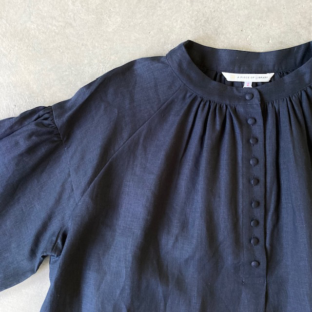 A PIECE OF LIBRARY スタンダードリネンモナミブラウス