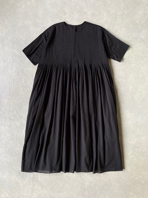 maison de soil 80s ORGANIC VOILE PLAIN CREW-NECK  P/O HALF/SL DRESS with MINI PINTUCK