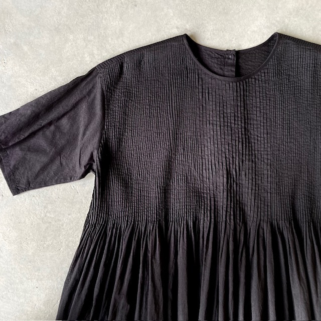 maison de soil 80s ORGANIC VOILE PLAIN CREW-NECK  P/O HALF/SL DRESS with MINI PINTUCK