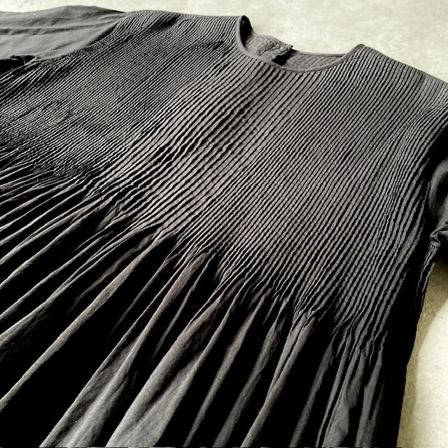 maison de soil 80s ORGANIC VOILE PLAIN CREW-NECK  P/O HALF/SL DRESS with MINI PINTUCK