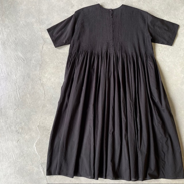 maison de soil 80s ORGANIC VOILE PLAIN CREW-NECK  P/O HALF/SL DRESS with MINI PINTUCK