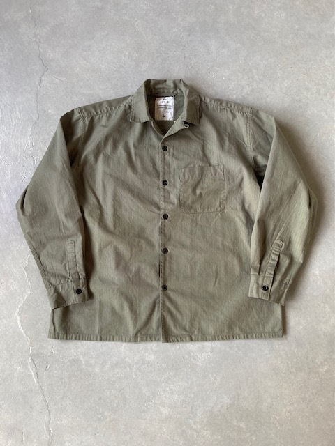 HTS (HARROW TOWN STORES)  COTTON HERRINGBONE WASH  ONE-UP COLLAR SHIRT