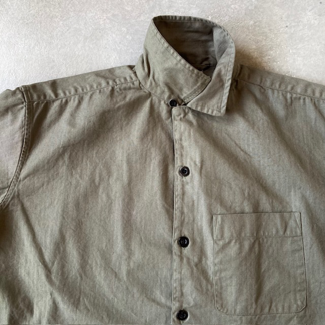 HTS (HARROW TOWN STORES) COTTON HERRINGBONE WASH ONE-UP COLLAR SHIRT