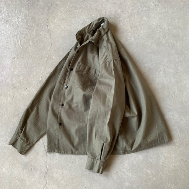 HTS (HARROW TOWN STORES) COTTON HERRINGBONE WASH ONE-UP COLLAR SHIRT