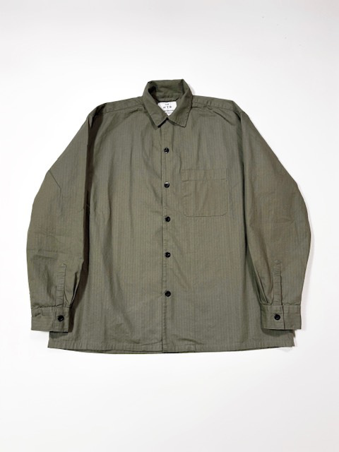 HTS (HARROW TOWN STORES) COTTON HERRINGBONE WASH ONE-UP COLLAR SHIRT